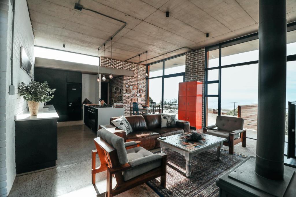 PropertyBaskett's tweet photo. Ocean View Villa Wilderness
Location:  Wilderness, Western Cape
Price: Starts from R 6,071 /2-night for 4 guests.
Entire Villa ideal for a travel group of 4, Check out more details here https://t.co/jQufgjgNcp.
https://t.co/nuseGRtMFO
#Sete 
#mpofu https://t.co/fFgvjVW7DE