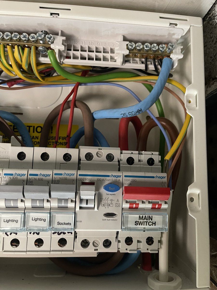 SolutionsEM's tweet image. Some one colour blind or just can’t be bothered ????? #Electricalmaintenance  #northwest