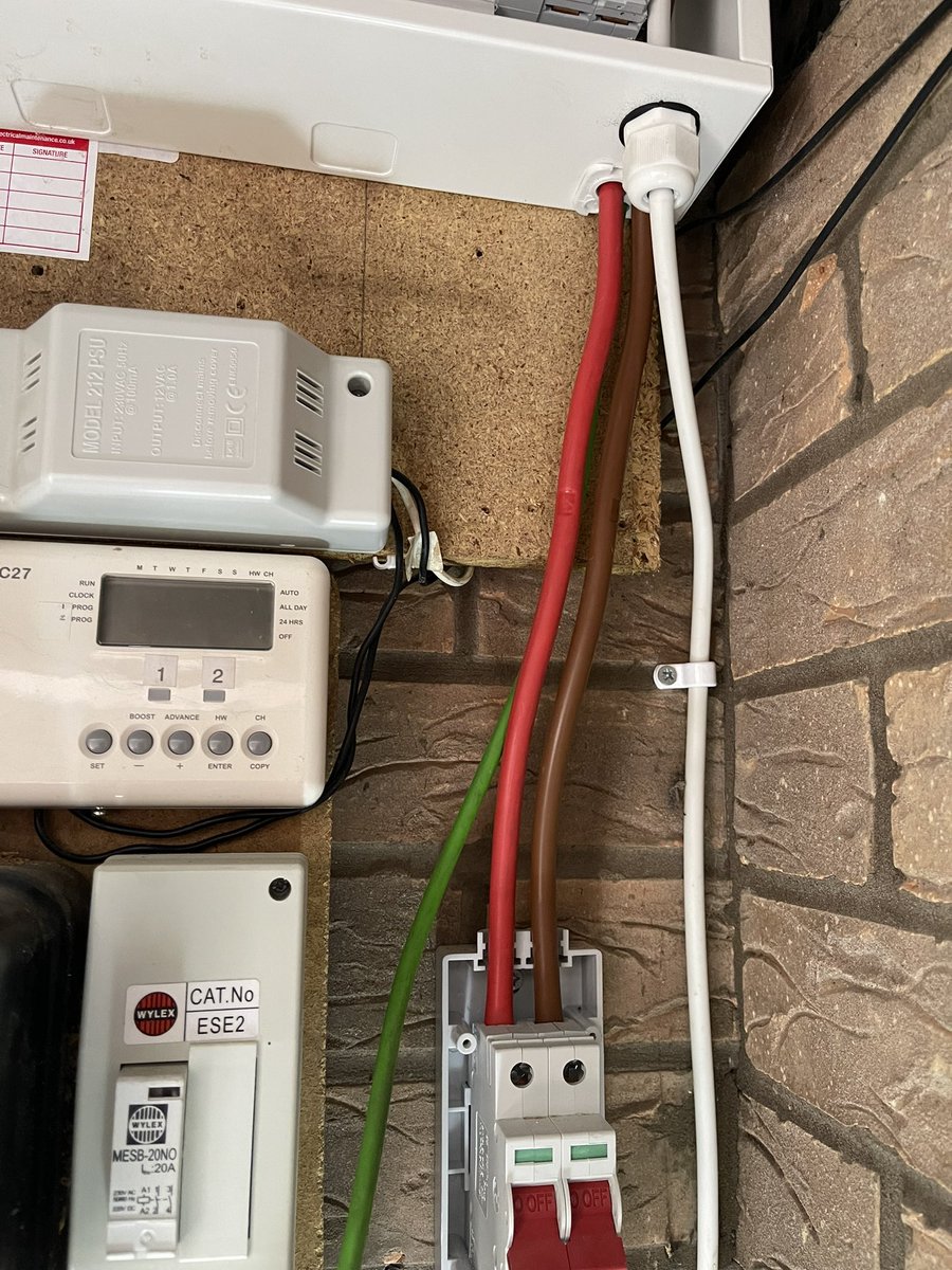 SolutionsEM's tweet image. Some one colour blind or just can’t be bothered ????? #Electricalmaintenance  #northwest