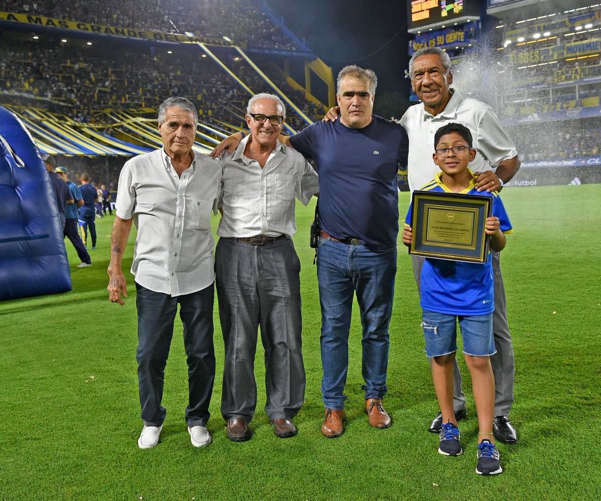 CarlosColomboOk's tweet image. 🇵🇪 El gran Julio Meléndez, embajador de Boca en Perú y el mundo, recibió su merecido homenaje en la Bombonera.

🌎 Honrar a los ídolos del exterior, como lo hizo el consulado de Perú, también es parte de la identidad xeneize y la misión de @BocaIntyExt.

#BocaEnTodosLados 💙💛💙