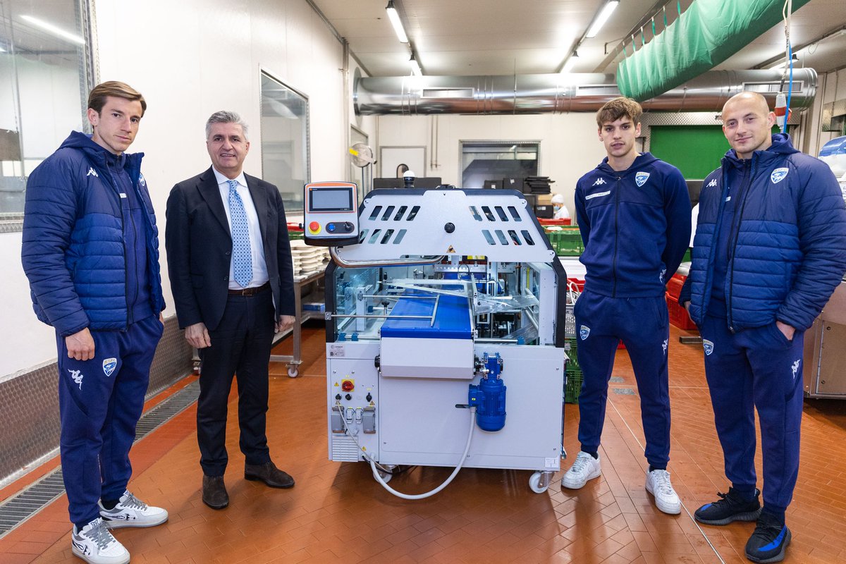 BresciaOfficial's tweet photo. Rondinelle in visita a Cazzago San Martino alla scoperta di WellFood. ⚽️🦁
#WellFood
#SerieBKT
#Forzabrescia⚪️🔵🦁 https://t.co/AqpZJYB06J