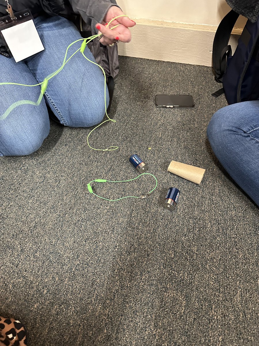 Toria_Lunsford's tweet image. Using our collaboration skills to build a flashlight. #EdTechRVA2023 #EdTechRVA