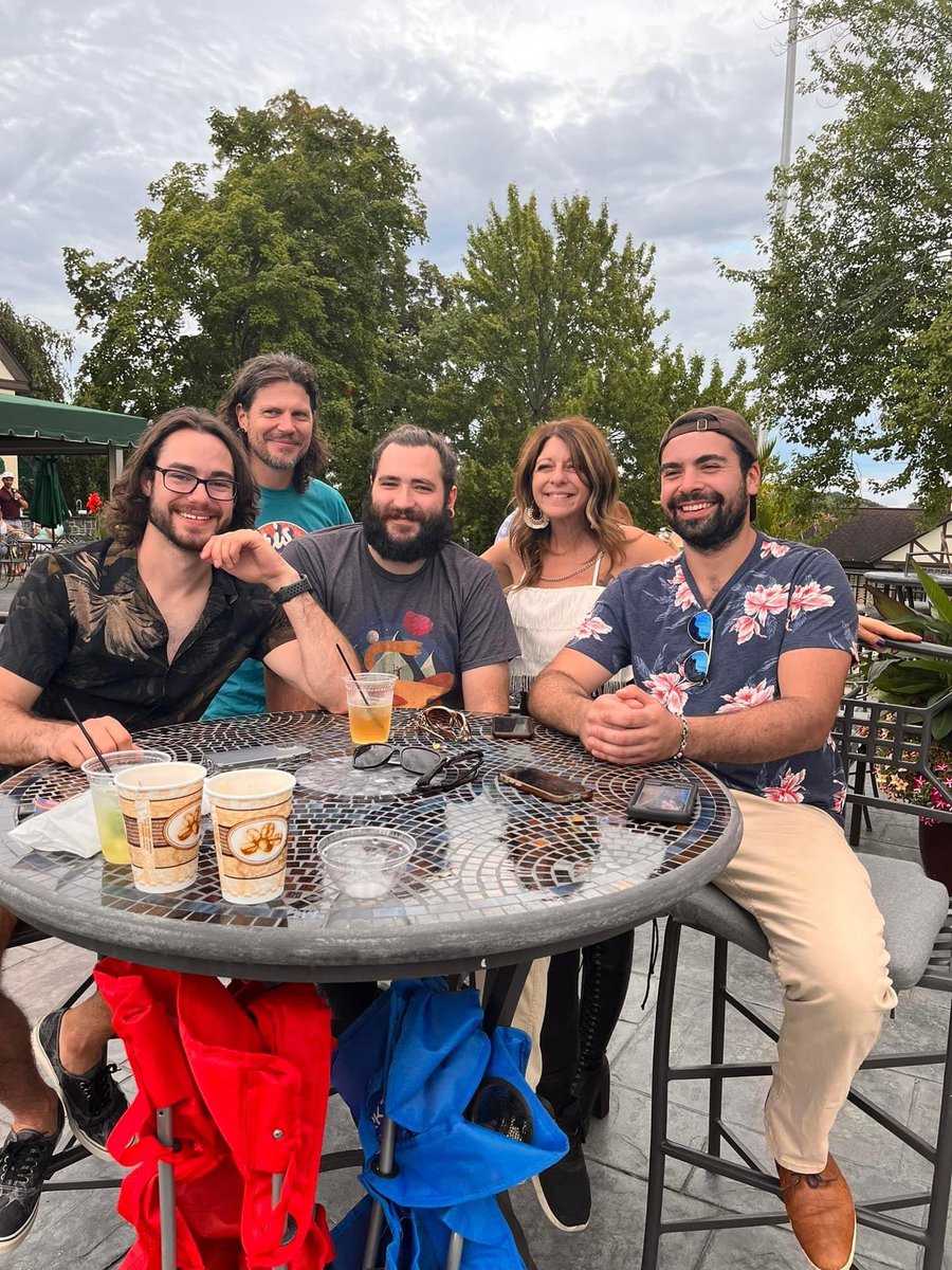 arispaulband's tweet photo. St. Paddy’s Day ☘️ (that’s next Friday, March 17th if you’re counting…) APB is gonna be rocking Moondogs Pub with our partners in crime: Tina Daniels Band. Party kicks off at 8pm!! 🍻🤟 https://t.co/ZoYJRzOLKZ