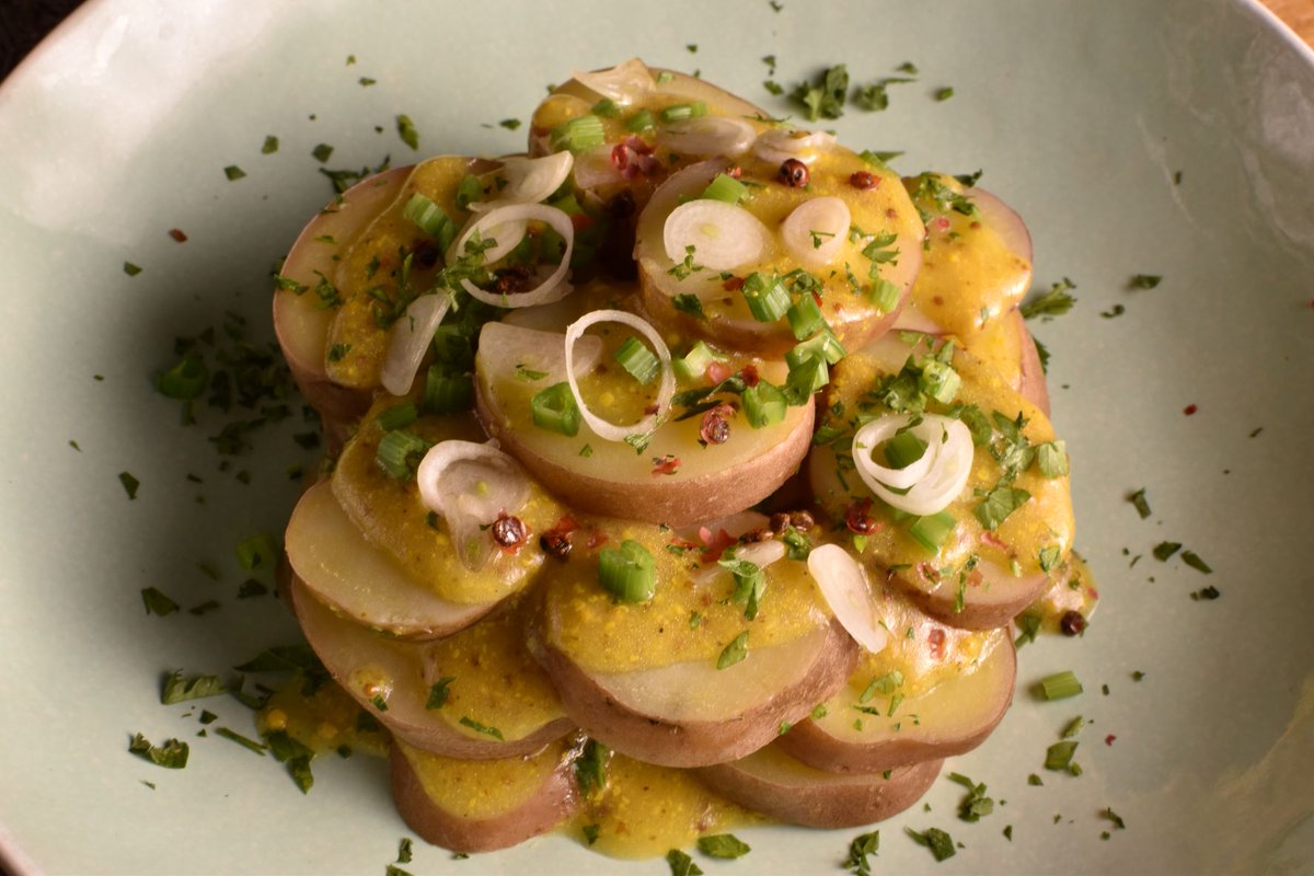 DemGourmetCat's tweet photo. AMANIDA DE PATATA versió 3
Acabem el nostre homenatge a l' #amanida de #patata presentant-vos una versió molt popular i també atractiva amb #salsa de #mostassa i #api (cost 2,5 E pp)
Apreneu a preparar-la⬇️
https://t.co/URyeFfZXb9
#recepta #menjar #sopar https://t.co/XOkVTt5ST6