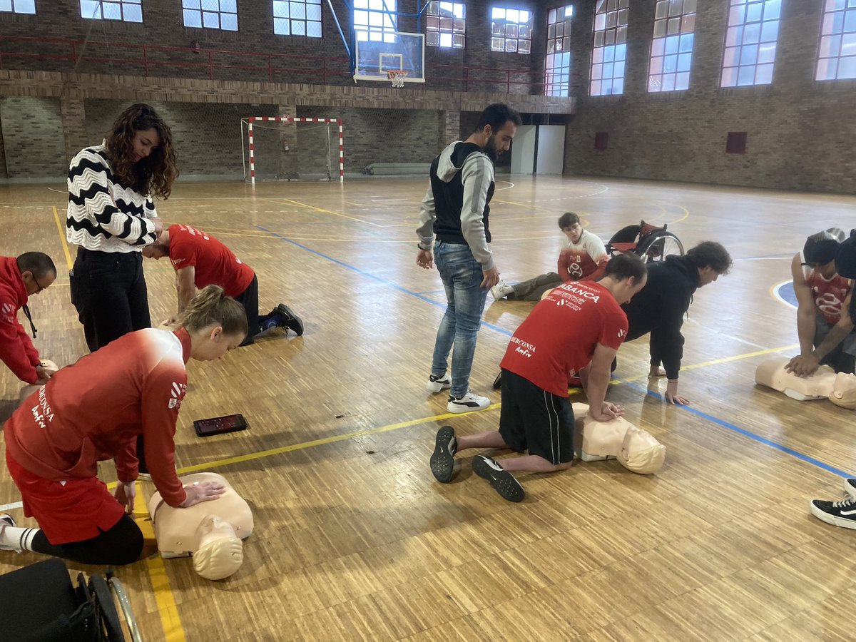 Roberto_lo's tweet photo. Hoy el grupo #remoss de la @uvigo estuvimos formando en #rcp a los jugadores del @ClubAmfiv y ha sido una pasada comprobar cómo adaptaban la técnica estándar a sus diferentes condiciones para hacer una #rcp de calidad. Todos podemos salvar una vida. https://t.co/B9Yy52X3bK