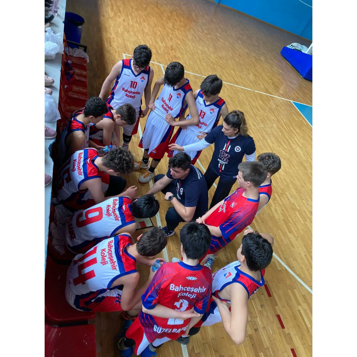 BK_Guzelbahce's tweet photo. Yıldız Erkek Basketbol Takımımız final grubu https://t.co/24xRQCKlfMçında karşılaştığı İzmir Türk Koleji karşısında 56-54'lük skorla galip gelmiştir.Öğrencilerimizi ve öğretmenlerimizi kutlar, başarılarının devamını dileriz. 👏👏 https://t.co/pSf0BQCT6R