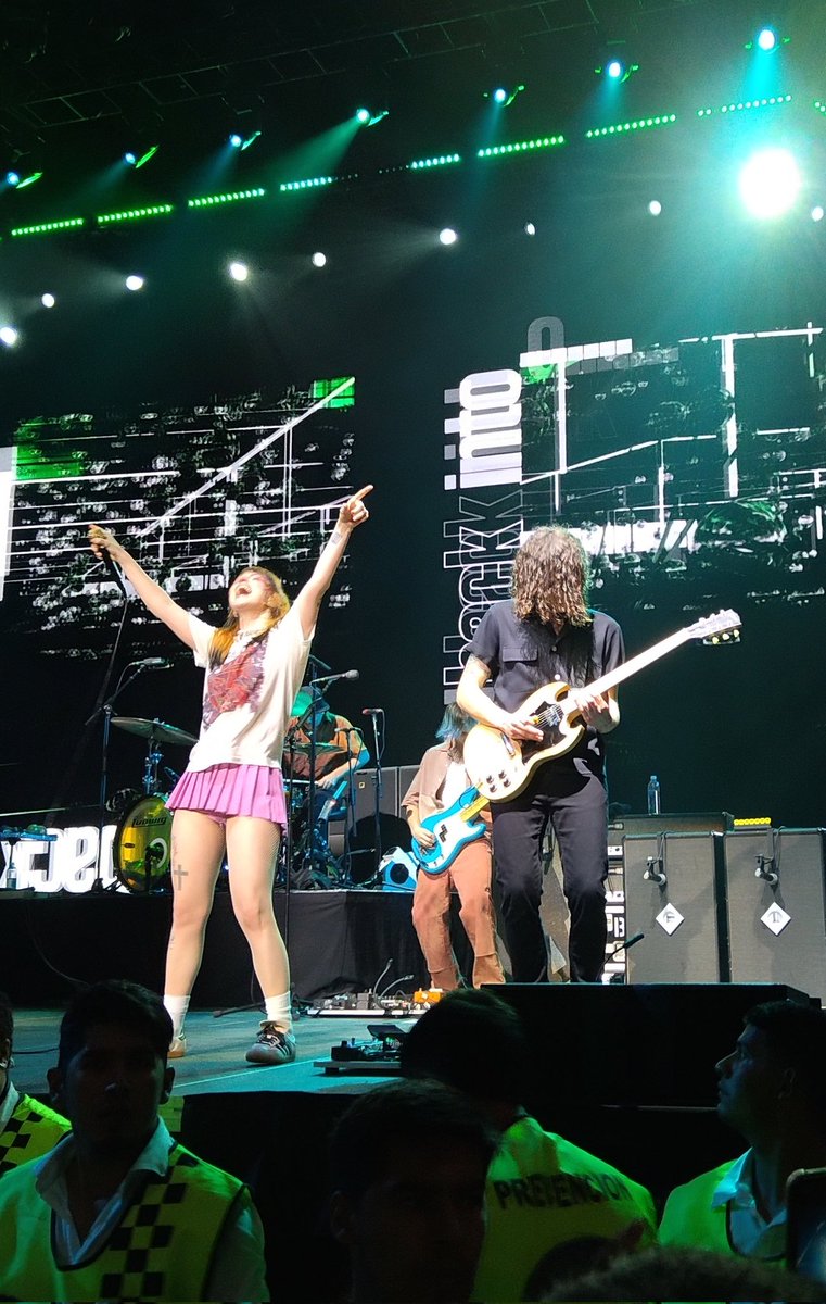 ioopstaylor's tweet photo. MUY FELIZ DE HABER VISTO A PARAMORE 🇦🇷 https://t.co/ZDMIqQ0sAu