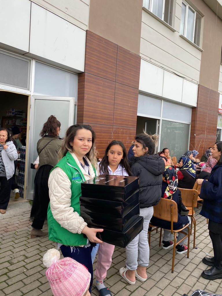 mahgonulluleri's tweet photo. 📍Nilüfer Hatun KYK Kız Öğrenci Yurdu 🏫 

Bursa’mızda misafir ettiğimiz depremzede vatandaşlarımızın #8Mart #KadınlarGünü’nü kutladık.💐

Hazırladığımız hijyen seti paketlerini kendilerine armağan ettik.💝 

İy ki varsınız hanımlar! 👊💐 https://t.co/NzmxyUBluN