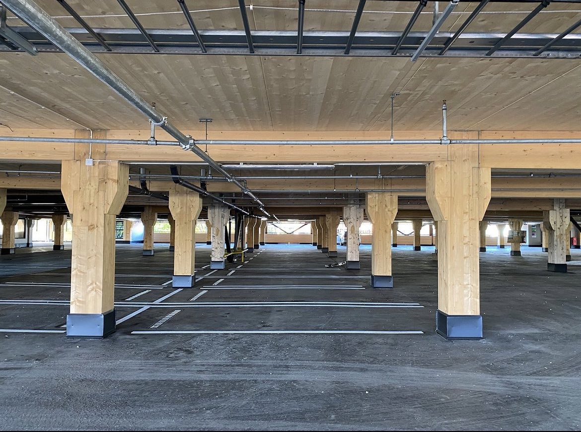 İsveç’te Lloyd’s Mimarlık Ofisi tarafından yapılan 18000 m2’lik ahşap otoparkta 600 araç ve bisiklet parkı mevcut. Toplam 4850 m3 yapısal ahşap kullanılarak imal edildi. 💚 #ahşap #ahşapyapı