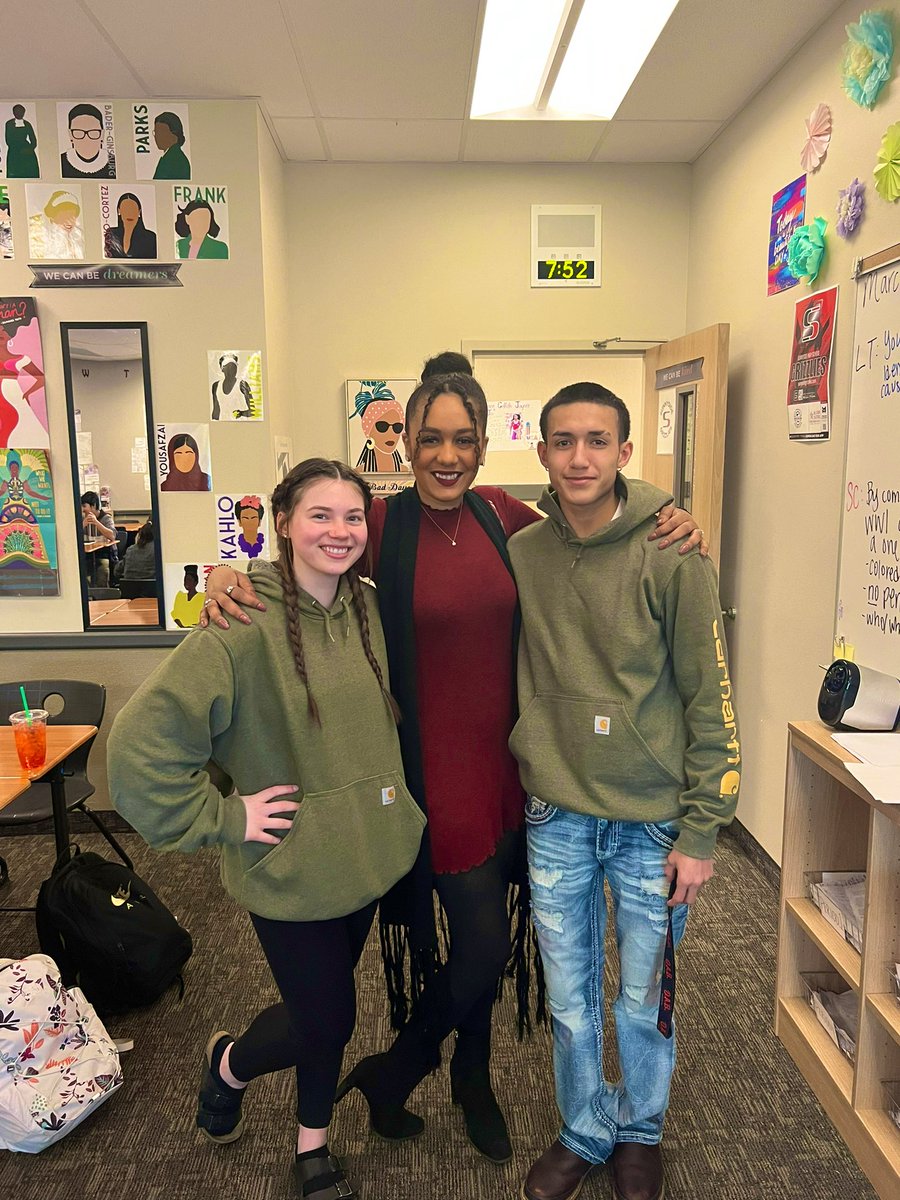 Little cuties who are table mates showed up in matching sweatshirts without knowing 😂❤️🐻 #WeAreSHS