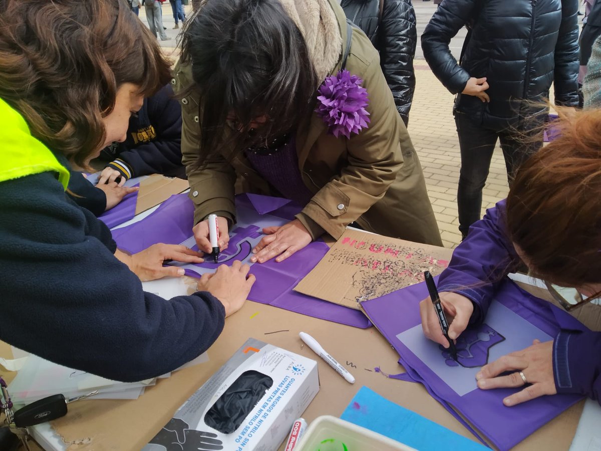 FSMP's tweet photo. La #UDCUsera celebramos el #8M en un encuentro junto al Centro de Igualdad Berta Cáceres y otras entidades del Distrito en un taller de decoración de pañoletas.
Proyecto subvencionado por Área Delegada de Coord. Territorial dependiente de Vicealcaldía de @MADRID https://t.co/BpnEIrwDgL