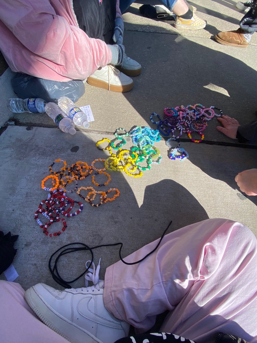 JordanMarsh17's tweet image. yo jxdn grand rapids ! for anyone coming to the show today i have a bunch of bracelets to give away to y’all in line! come say hi and pick one out! plur ✌🏼look for pink pants or a pink comfy! well also be in columbus!! @jxdnHQ #jxdn