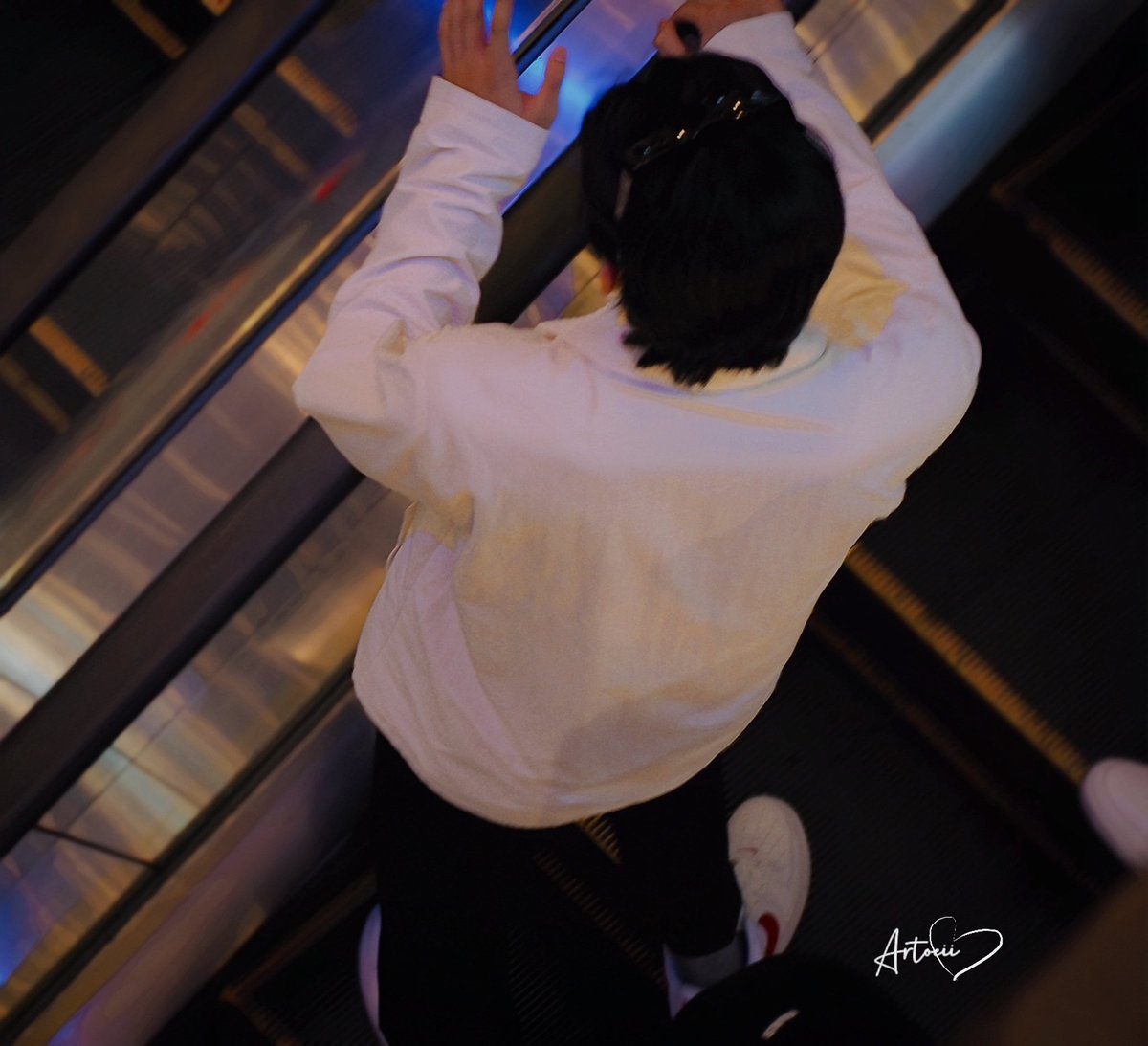 artoeii's tweet photo. ระหว่างสัม อยู่ดีๆคุณเค้าก็มองอะไรซักอย่าง แล้วยิ้มกรุ้มกริ่ม ดิชั้นเป็นงง ก็เลยมองตาม หาต้นตอสาเหตุ โอเคร โอเครเลยยย หายงง หายงงแล้วจ้าาา 😌🙄🥶🤪 #GalaPremiereหุ่นพยนต์
#phuwintang #ppnaravit https://t.co/aJ48C9bDjA