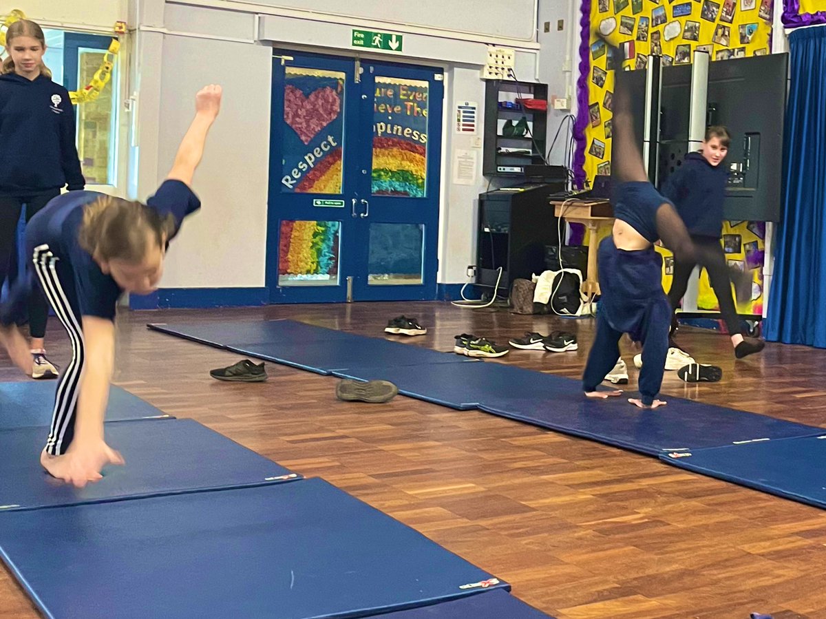 DanesfieldY6's tweet photo. Bunny Hops ~> Cartwheel Hops ~> Cartwheels!  🐰🤸🏻‍♂️🤸🏻‍♀️ @MovementEd_ @DanesfieldSchl https://t.co/Vm35QgdBrC