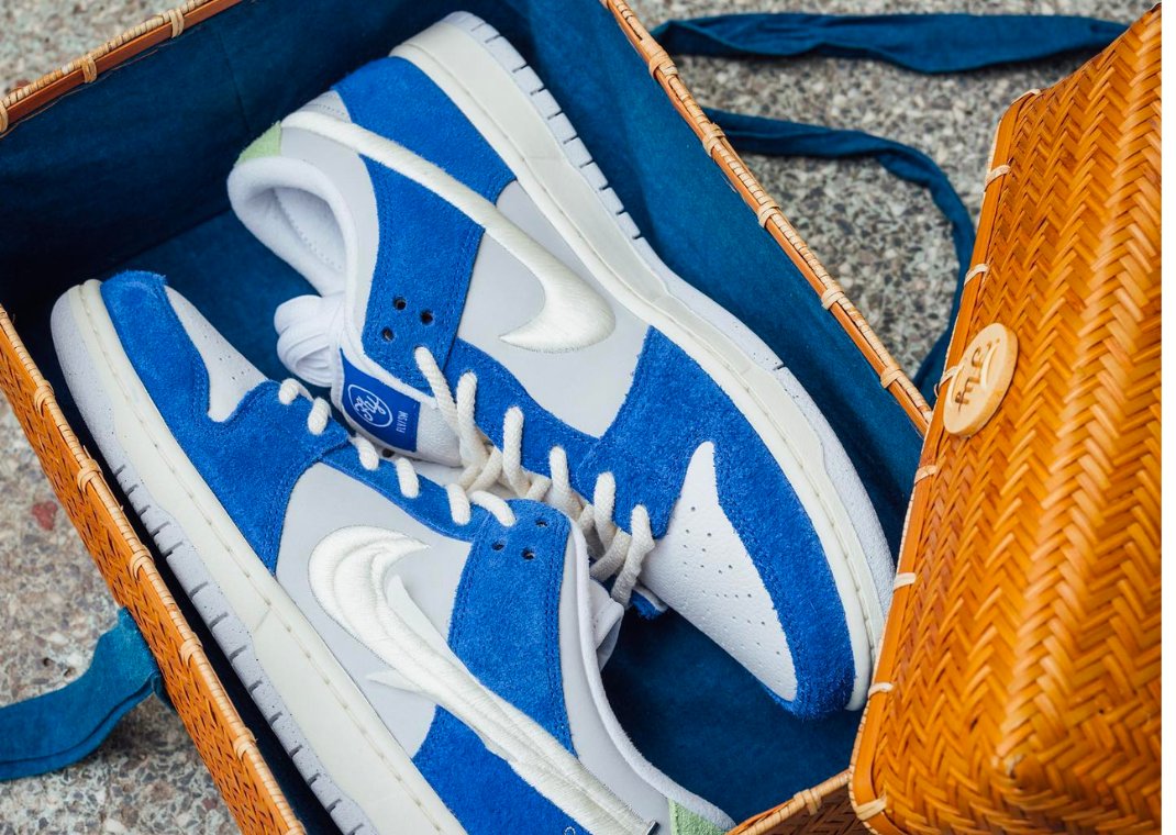 SoleRetriever's tweet photo. SPECIAL BOX: Fly Streetwear x Nike SB Dunk Low "Game Royal"

🗓️ March 23rd 
📝 DQ5130-400
💵 $120
📸 flystreetwear

https://t.co/wVOa6FMKDO https://t.co/z6DcYOYHeq