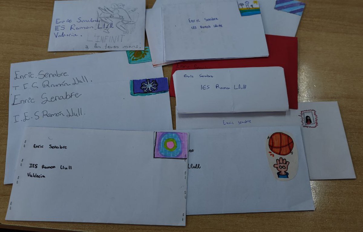 Enrisena's tweet photo. Un goig que t'arribe un sobre per correu postal i, dins, trobes les cartes dels lectors i lectores il·lusionats de #LinfinitALesTeuesMans de @bromera .  Gràcies a l'alumnat de l'IES Escultor Francesc Badia de la professora Cèlia Nieto, gran treball companya i bones lectures! https://t.co/BOxBCnJafW