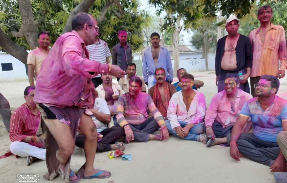 aksharmaBharat's tweet photo. कपड़े नहीं फटे तो फिर होली क्या...

सैकड़ों खेलने वालों में बहुत कम ही थे जिनके तन पर पूरे कपड़े बचे।

#HappyHoli #HumaraUP @RSSorg @narendramodi @JPNadda @AmitShah @myogiadityanath @Bhupendraupbjp @idharampalsingh @BJP4India @BJP4UP @UPPCLLKO @UPGovt @PMOIndia @NagarVikasUP https://t.co/6h6ns8gzXx