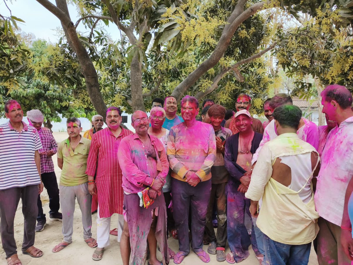 aksharmaBharat's tweet photo. कपड़े नहीं फटे तो फिर होली क्या...

सैकड़ों खेलने वालों में बहुत कम ही थे जिनके तन पर पूरे कपड़े बचे।

#HappyHoli #HumaraUP @RSSorg @narendramodi @JPNadda @AmitShah @myogiadityanath @Bhupendraupbjp @idharampalsingh @BJP4India @BJP4UP @UPPCLLKO @UPGovt @PMOIndia @NagarVikasUP https://t.co/6h6ns8gzXx