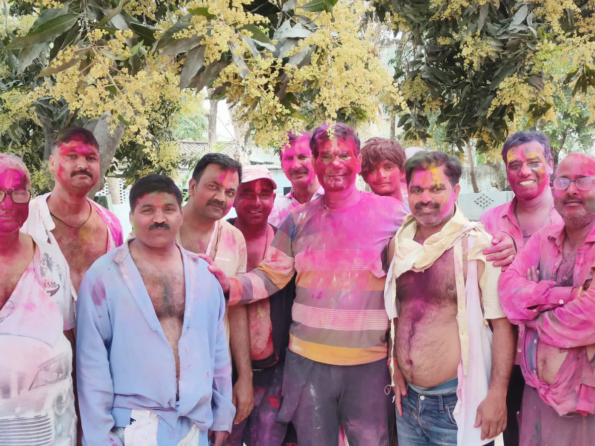 aksharmaBharat's tweet photo. कपड़े नहीं फटे तो फिर होली क्या...

सैकड़ों खेलने वालों में बहुत कम ही थे जिनके तन पर पूरे कपड़े बचे।

#HappyHoli #HumaraUP @RSSorg @narendramodi @JPNadda @AmitShah @myogiadityanath @Bhupendraupbjp @idharampalsingh @BJP4India @BJP4UP @UPPCLLKO @UPGovt @PMOIndia @NagarVikasUP https://t.co/6h6ns8gzXx