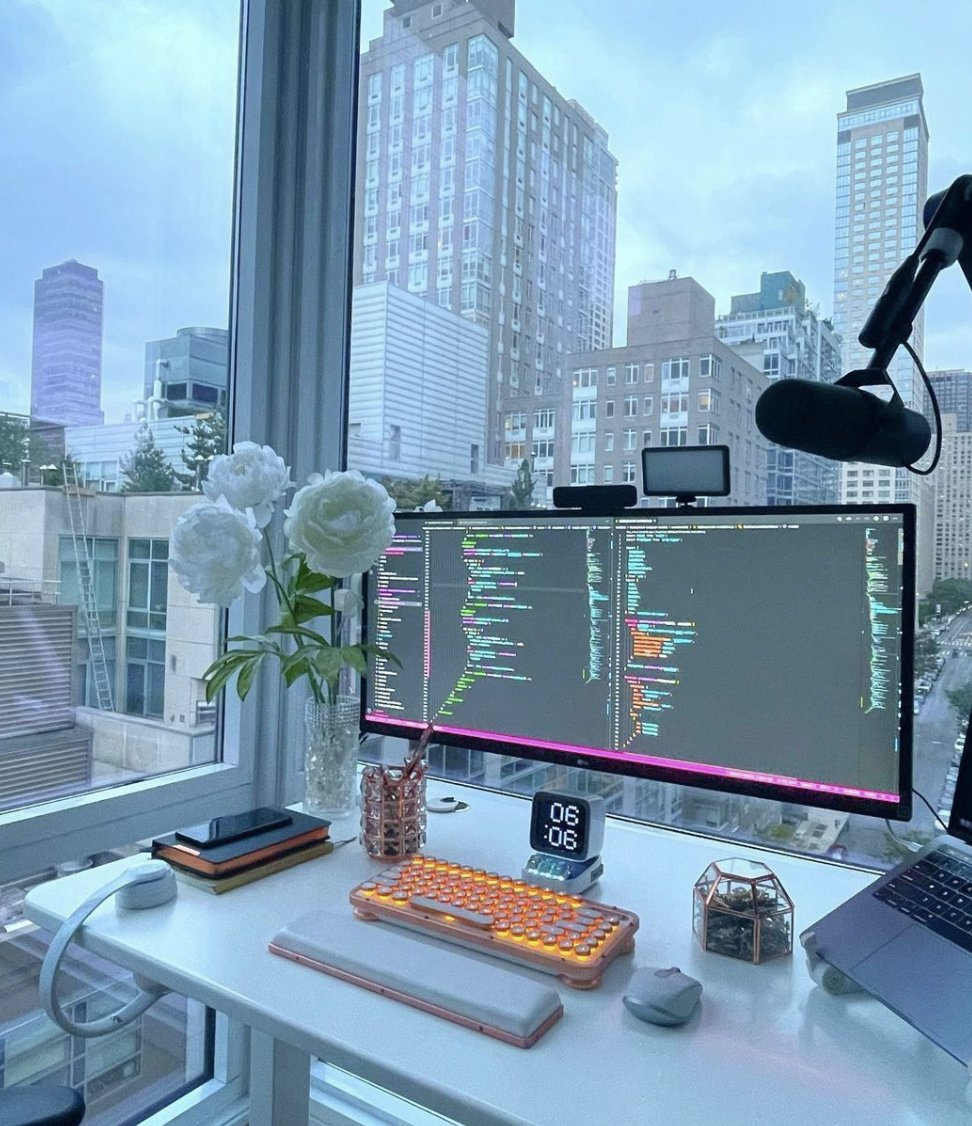 InternetKidsVC's tweet photo. The modern-day office. https://t.co/2qoX9I3FZa