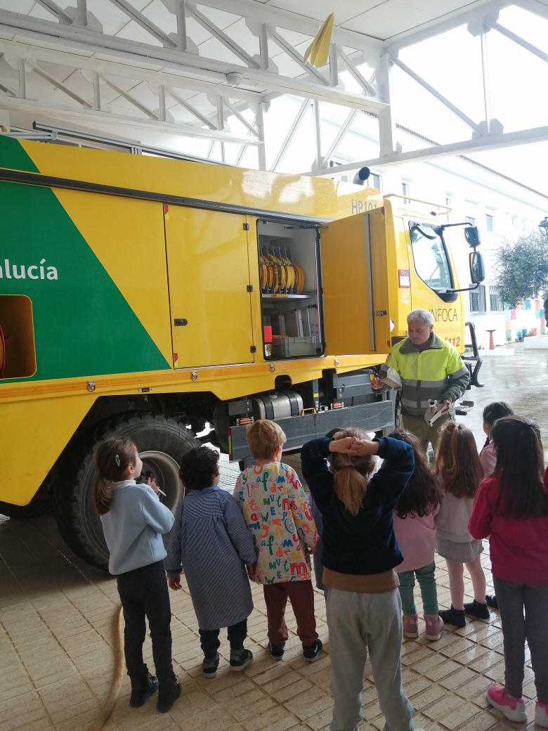 Plan_INFOCA's tweet photo. 🗓️ #8DeMarzo | Jornada en el CEIP Maestro Rafael Carballar de #HigueraDeLaSierra (#Huelva). Han participado, entre otros, nuestras compañeras Esther Álvarez, operadora CEDEFO de #Galaroza, y María Merino, agente de Medio Ambiente.  

Conocer es respetar y querer.
#Educar
#IIFF https://t.co/u9484QRf0G