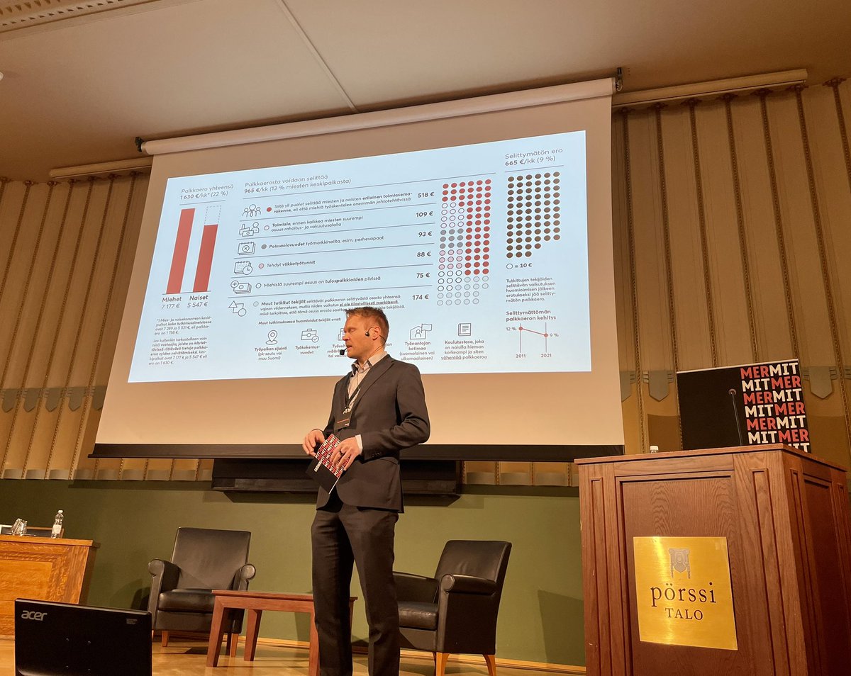 Hyvää kansainvälistä naistenpäivää! Tänään <a href="/SuomenEkonomit/">Suomen Ekonomit</a> tilaisuudessa saimme kuulla että miesten ja naisten välinen selittämätön palkkaero on laskenut 12% -> 9%. Hieno juttu! Mutta edelleen 9% liikaa. #naistenpäivä #tasaarvo #palkkaerot #arvostus #InternationalWomenDay2023