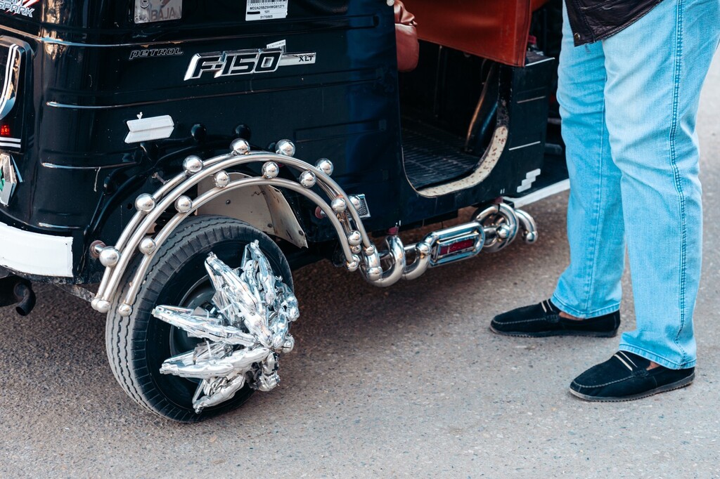 AdamDCohn's tweet image. 4 of the incredibly blinged-out tuk-tuks in Aswan Egypt. #tuktuk #drip #bling #aswan #egypt #egyptfashion instagr.am/p/CpiZvTxI1ZH/