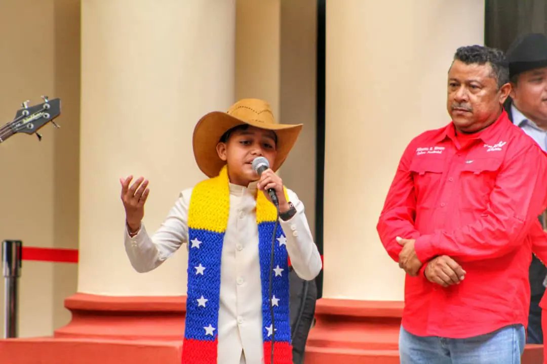 Hoy desde el cuartel de la montaña donde reposan los restos inmortales de nuestro comandante Hugo Chávez en la parroquia 23 de Enero, rendimos homenaje y un canto llanero por la vida y obra de nuestro líder político 🙌

Sigue...