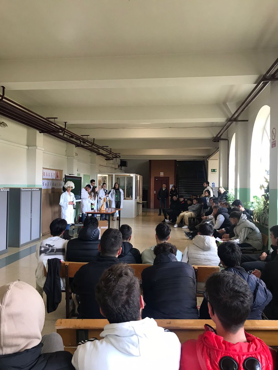 Dentro del proyecto <a href="/CircularFp/">Circular FP</a>, y con motivo del Día Internacional de la Mujer🚺, el grupo de Prevención de Riesgos ha llevado a cabo diferentes representaciones presentando a Científicas Comprometidas con la Economía Circular ♻️gracias al material de <a href="/ciberimaginario/">GrupoCiberimaginario</a>
Dentro 🧵