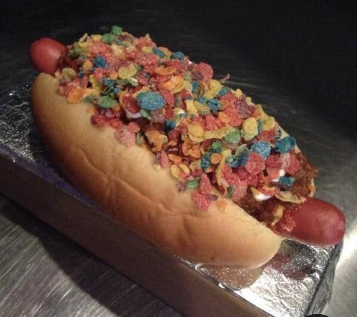 annalizsports's tweet photo. Your friend bought you this hot dog for lunch, what is your first thought? https://t.co/LzsyUjeGoI