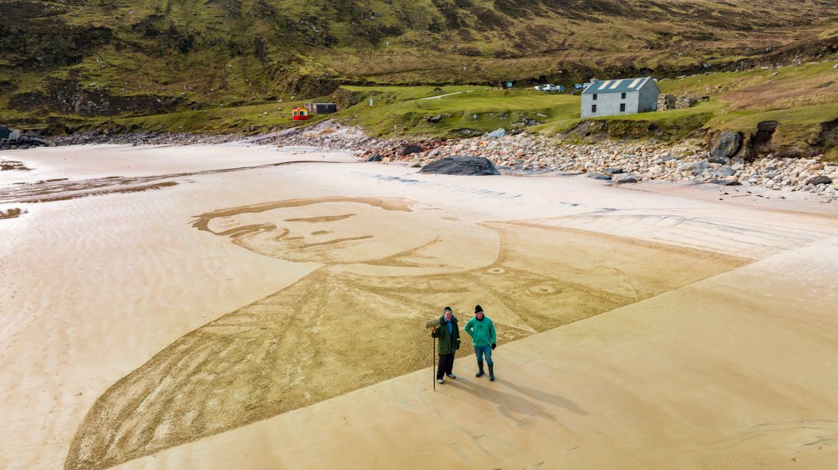 Esthermccarthy's tweet photo. These are amazing. International sand artist Sean Corcoran has created a sand portrait of Colin Farrell on Keem Bay in Achill, where Banshees of Inisherin was filmed, in advance of Oscars weekend. 📽️🇮🇪 https://t.co/5cD8GAYYJm