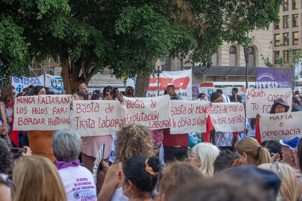 DemoSinMafia's tweet photo. 🗣️ En el día de la Visibilidad Lésbica, mujeres y diversidades de organizaciones sindicales, sociales y políticas hicimos oír nuestras voces y demandas al Poder Judicial 💪 https://t.co/5zgbJ98wH1