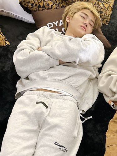 우리 제민이 고추에 멀 붙여놓는거노