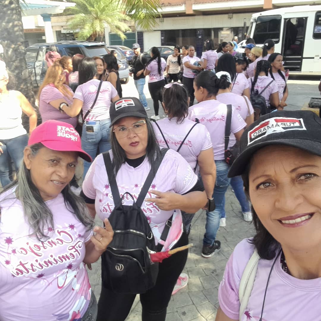 Hoy vemos cómo protagonizan y liderizan  la vanguardia de la Revolución Bolivariana, Ahí van las hijas de Bolívar, las de Chávez, Las de Micaela Bastida rumbo a lo que será  el encuentro de las mujeres con el presidente <a href="/NicolasMaduro/">Nicolás Maduro</a>  en el Poliedro de Caracas.