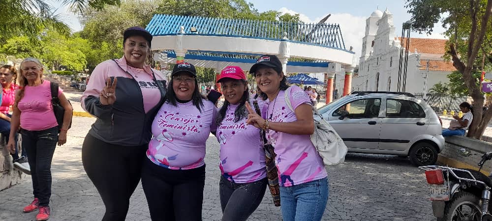MRTMarino's tweet photo. Hoy vemos cómo protagonizan y liderizan  la vanguardia de la Revolución Bolivariana, Ahí van las hijas de Bolívar, las de Chávez, Las de Micaela Bastida rumbo a lo que será  el encuentro de las mujeres con el presidente @NicolasMaduro  en el Poliedro de Caracas. https://t.co/qMyORGD3nc
