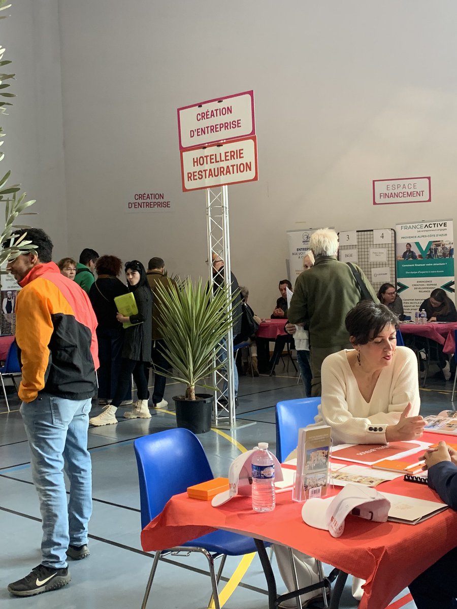 Retour sur le forum de l’#emploi et de la création d’entreprise 
7️⃣8️⃣ entreprises présentes 
8️⃣5️⃣3️⃣ personnes ont passées des entretiens et ont assistées aux conférences 
👏Bravo aux partenaires l’info jeunes, <a href="/AggloDracenoise/">Dracénie Provence Verdon agglomération</a> @poleemploi_VAR #draguignan