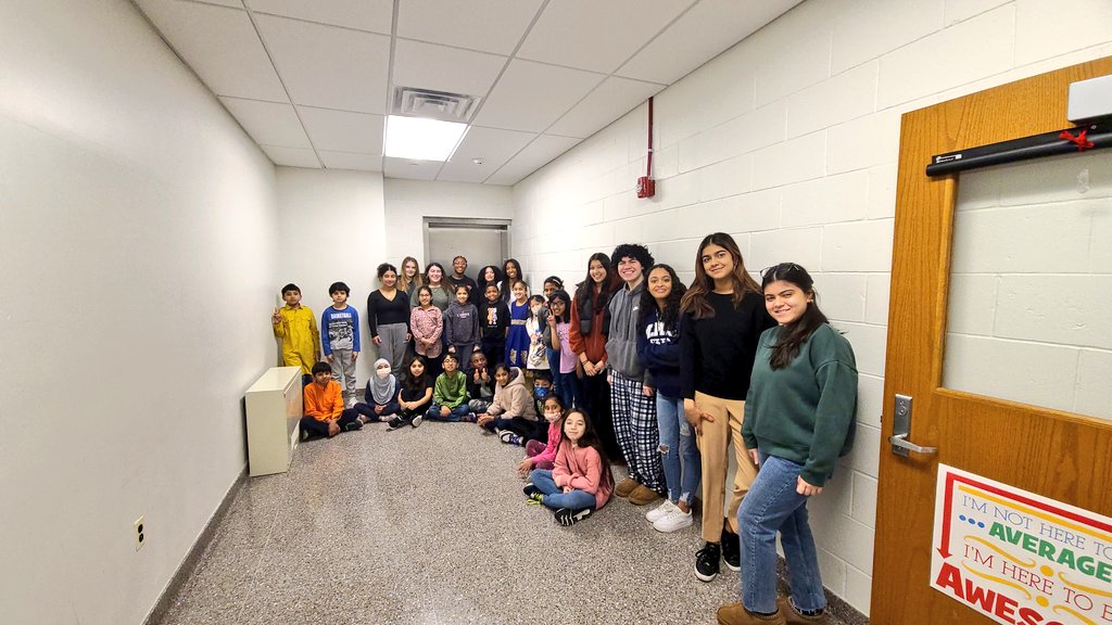 MrsDavisonNau's tweet photo. Ms. Finis and Youth Empowerment Leaders with the third graders at Oak Tree Road for Women's History Month research. https://t.co/lhpX5bekbb