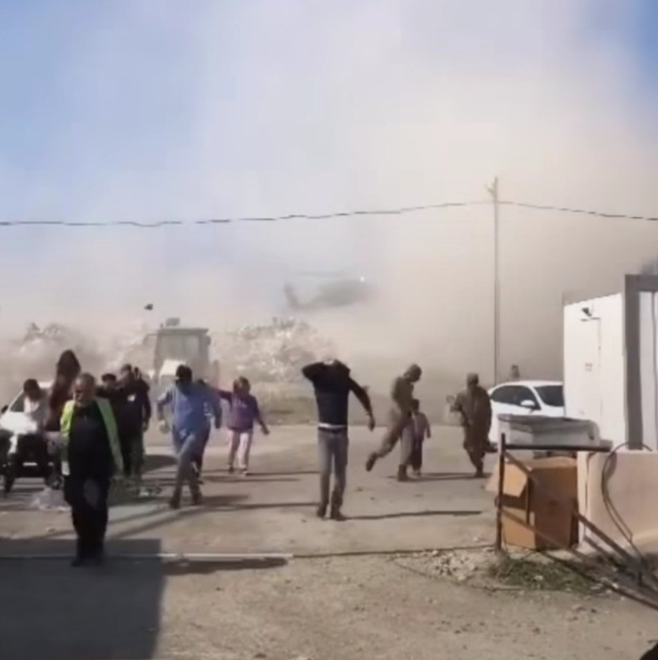 MsGloball's tweet photo. Hatay Samandağ'da yaşıyorum. Bölgemi terketmedim. stadyumun orda yapılan çadır kentin yanına helikopterler iniyor, iş makinaları çalışıyor, moloz yığınları oraya dökülüyor. Toz duman oluyor. Bakın bu ciddi bir tehlikedir asbestten öleceğiz. Dur deyin. 
 #hatay #Samandağ https://t.co/bykTI8Ofub