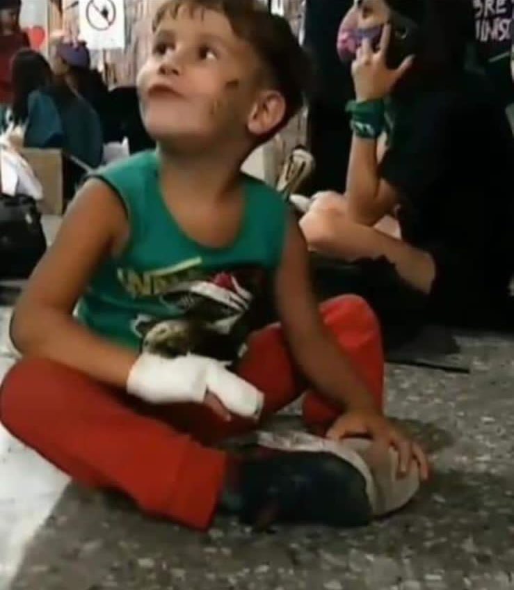 Nunca te olvides que a Lucio lo llevaban a las marchas feministas golpeado y quebrado por las palizas que recibía de la madre y su pareja. Ninguna mujer que participó en la marcha hizo algo por Lucio. La consigna “Muerte al macho” se llevó una víctima.