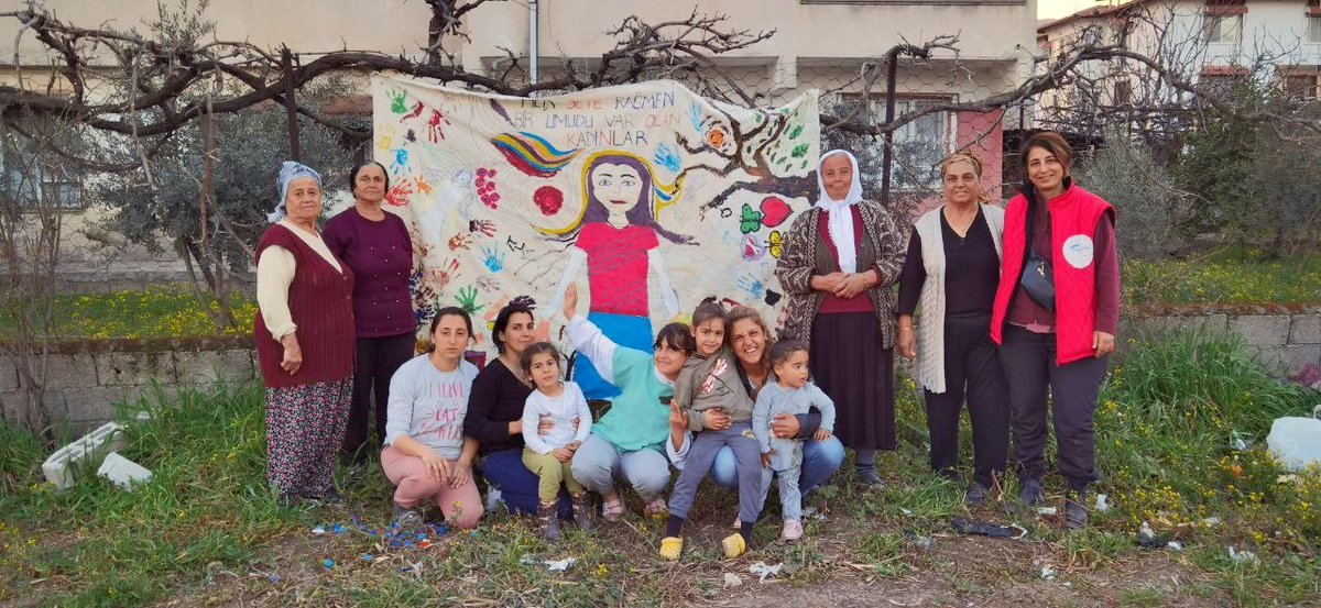 MaviKalem's tweet photo. Bugün kadın olduğu için öldürülen, şiddete ve ayrımcılığa uğrayan, çocuk yaşta evlendirilen, nasıl yaşayacağını seçemeyen ve toplumsal cinsiyet rolleri yüzünden daha pek çok haksızlıkla mücadele etmek zorunda kalan kadınların günü.   #8march #8Mart #mavikalem https://t.co/Wlw0xyeXIi