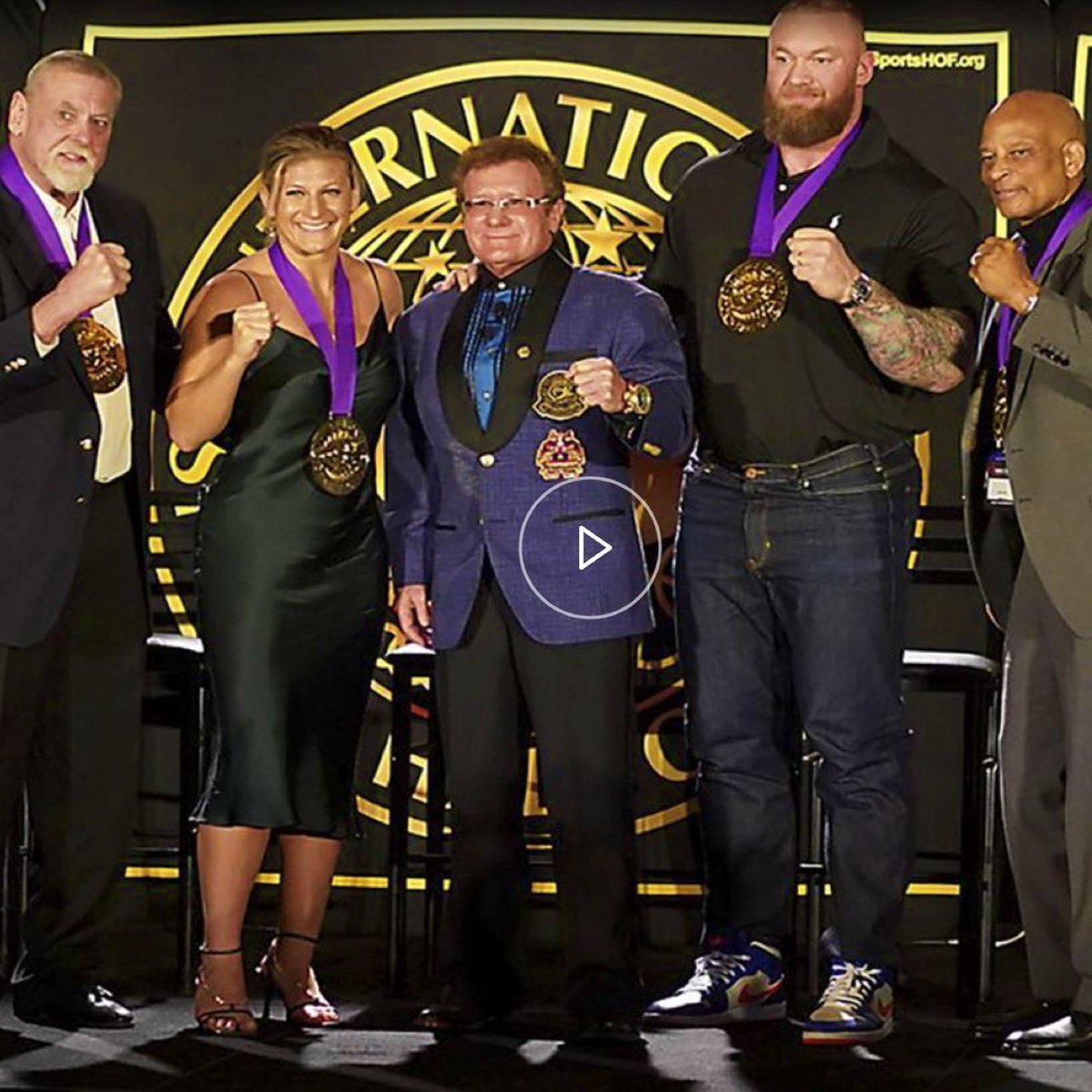 muscle_fitness's tweet photo. Repost from @drrobertgoldman
•
The International Sports Hall of Fame Awards honors athletes for their excellence in sports and also their contributions to the community. https://t.co/fUHZYMYjth
#RobertGoldman #ISHOF #SPORTSHOF #ArnoldSportsFestival #StrongMan #StrongWomen https://t.co/ZDHSaybolX