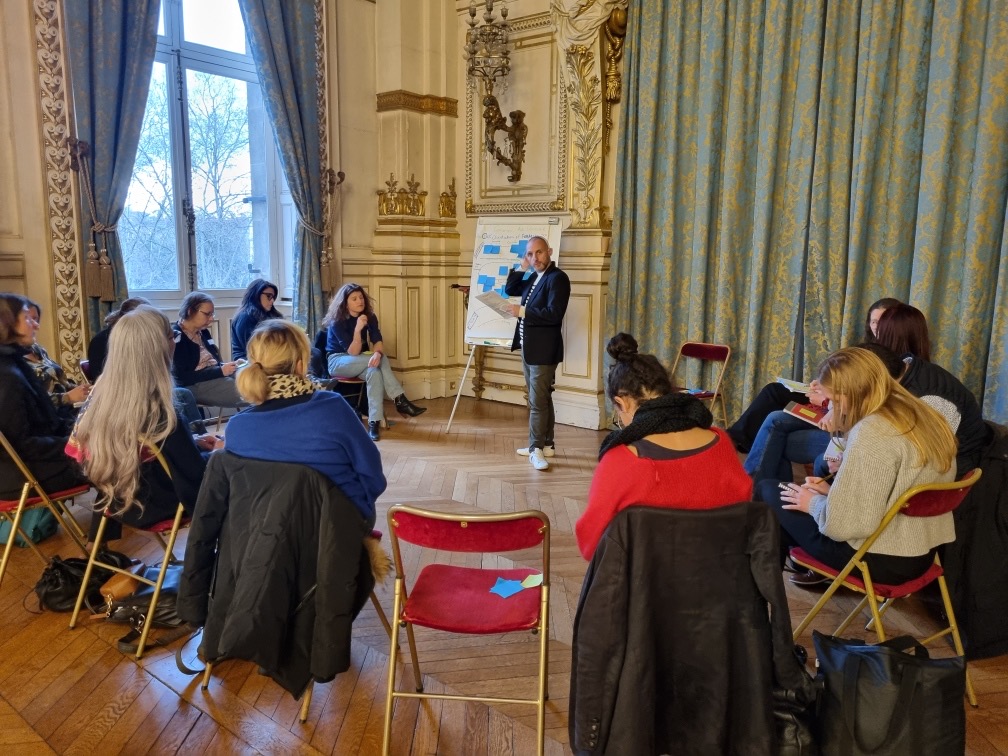 SocialBuilder's tweet photo. La #DRDFE, @LDigital et @BecomtechFr ont organisé un événement visant à construire des actions pour développer la présence des femmes dans le numérique, en présence d'acteur.ices concerné.e.s, dont @SocialBuilder.
#Journéedesdroitsdesfemmes #InternationalWomenDay https://t.co/cS4AnqP4z8