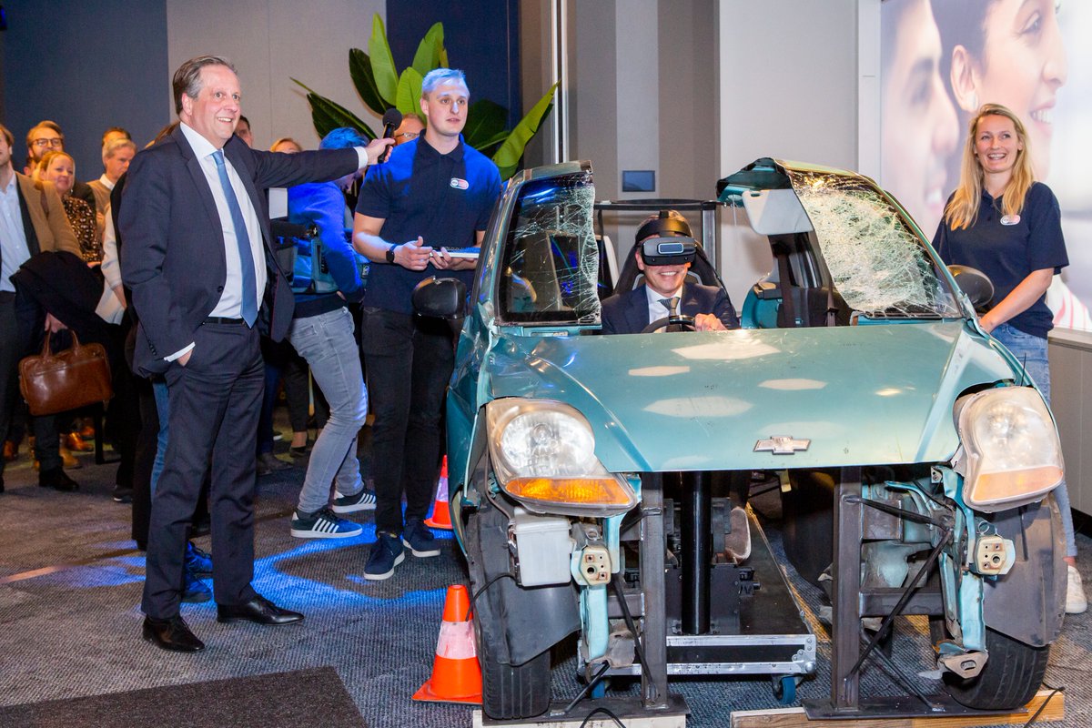 CBRnl's tweet photo. Om het verkeer veiliger te maken, komen @MinIenW en @CBRnl vanaf 1 april 2023 met twee nieuwe educatieve maatregelen: een ‘cursus drugs en verkeer’ en een ‘korte cursus gedrag en verkeer’.  Lees hier meer 👉 https://t.co/MxU8ADVUAA #gafrisopweg #samenveiligvooruit #cbrnl https://t.co/JRILswy7Z1