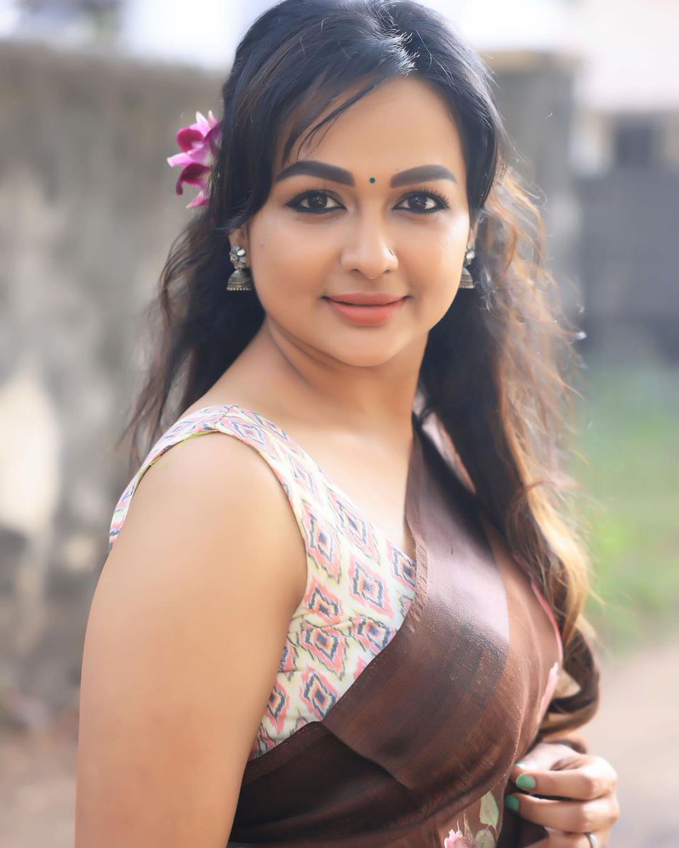 Prabhastylish's tweet photo. Actress #shantini Dressed Up As Gorgeous Diva In Traditional Wear For Her Latest Photoshoot 📸
.
@Prabhastylish https://t.co/Hqilxt2zok