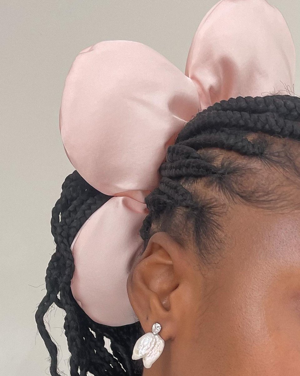 CamriHewie's tweet photo. I copped the Sandy Liang flower scrunchie 🌸🎀✨☺️ https://t.co/i7m8bKHqs7