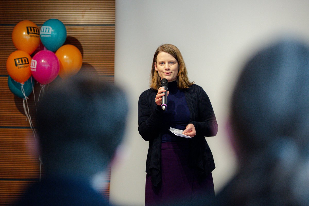 deinejpn's tweet photo. „Wir brauchen Schulzeitungen wie wir auch die unabhängige Presse brauchen. Jede Schulzeitung ist  eine wichtige Institution und ein Beitrag zur gelebten Demokratie“, sagt Kultusministerin @williehamburg bei unserer unzensiert-Preisverleihung für die besten Schüler*innenzeitungen. https://t.co/8OGLJook1M