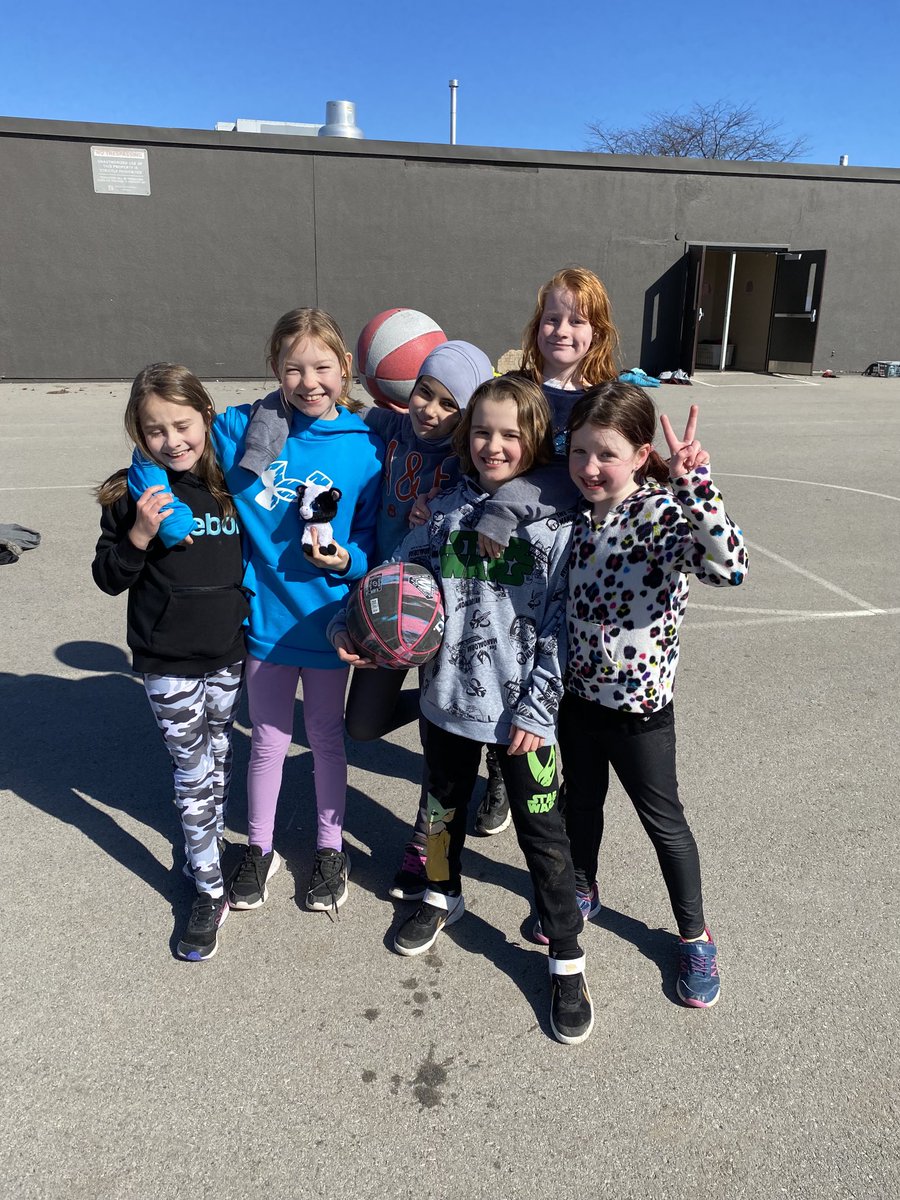 GRivett99's tweet photo. Some outdoor phys.Ed with the Gr 4’s today! Beauty day! ☀️☀️⁦@EIMJaguars⁩ https://t.co/Q8jg1DQjIF