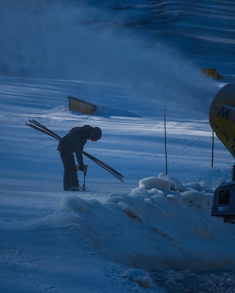 HVResortPA's tweet photo. The guns have been fired up! ❄️

We have the best team! ✊ They worked hard through the night and this morning to get the slopes prepared for today! ⛷️🏂 https://t.co/0z56rokSG2