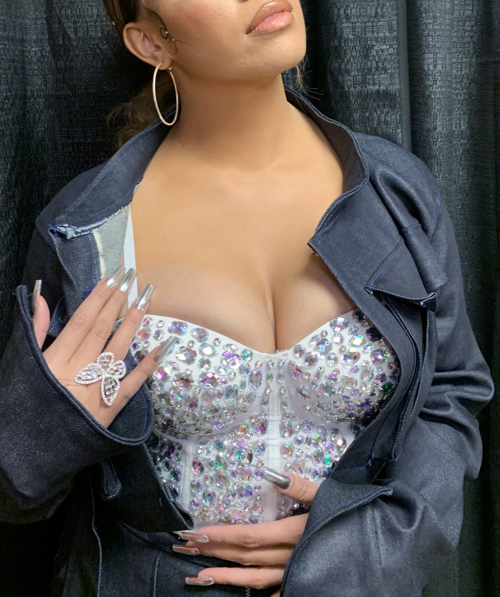 dinahjane's tweet photo. love being a woman 💙 https://t.co/BbPduwePAM