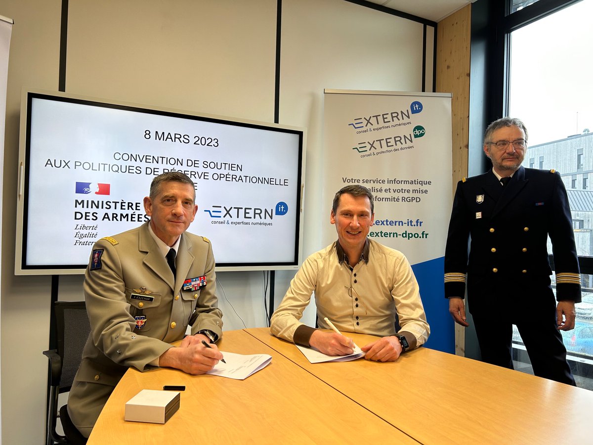 ArmeeszoneNord's tweet photo. Signature d’une convention entre l’entreprise
@extern_it et @Armees_Gouv en présence du gouverneur militaire de #Lille 🤩 ce partenariat améliorera la conciliation vie professionnelle - vie militaire des employés de cette PME experte en informatique🔥 #FiersdeNosRéservistes https://t.co/loyxR8IEwj